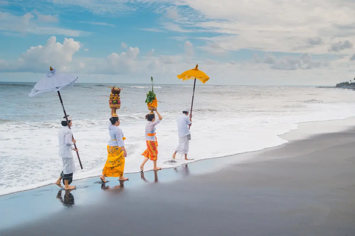 Get new experiences on the Bali trip to visit the local markets, temples, and places of interest.