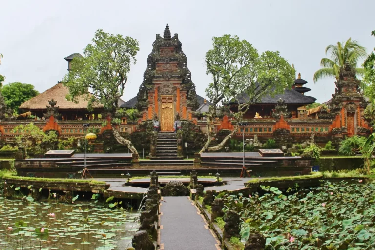 The Bali tour is incomplete without visiting the Tirta Empul Temple.