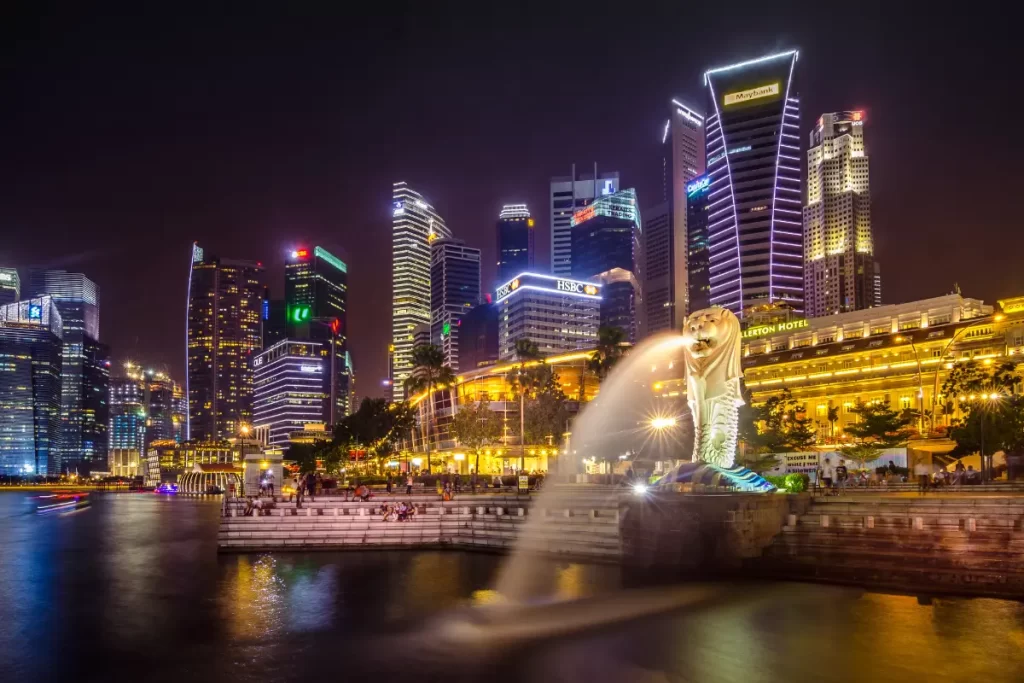 Dekho Singapore nightlife and explore the cool culture.