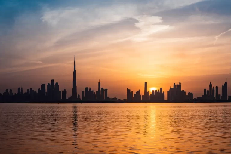 Enjoy the beautiful sunset view with your friends on the Dubai tour.