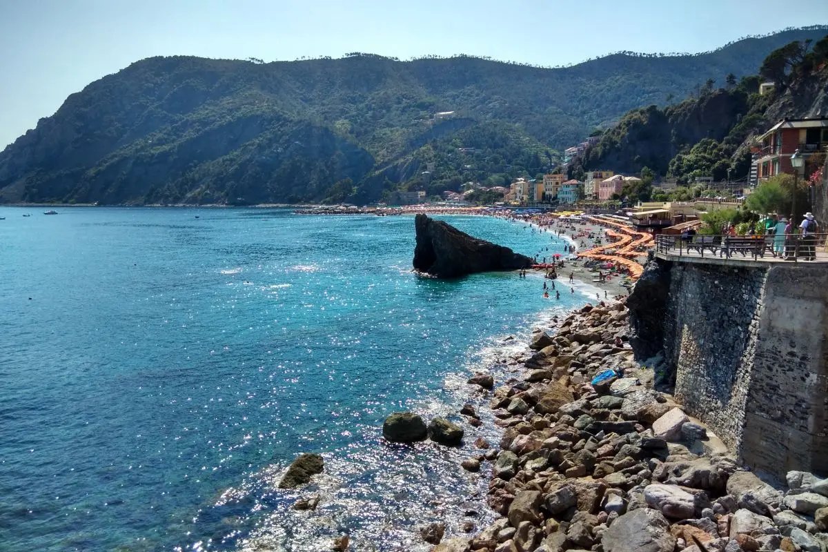 Enjoy the houseboat stay at Alleppey with your family in Kerala.