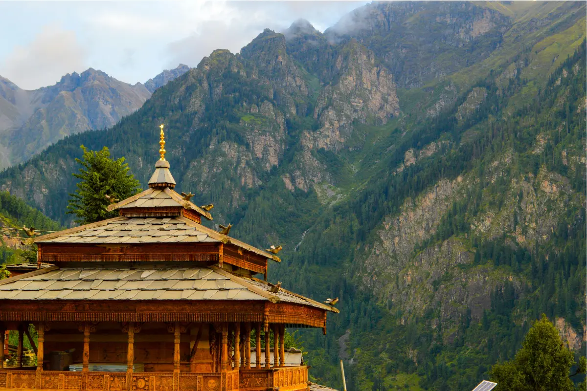 Lost in the Himachal’s cool climate, picturesque landscapes, and charming hill stations like Manali, Shimla, and Dalhousie.