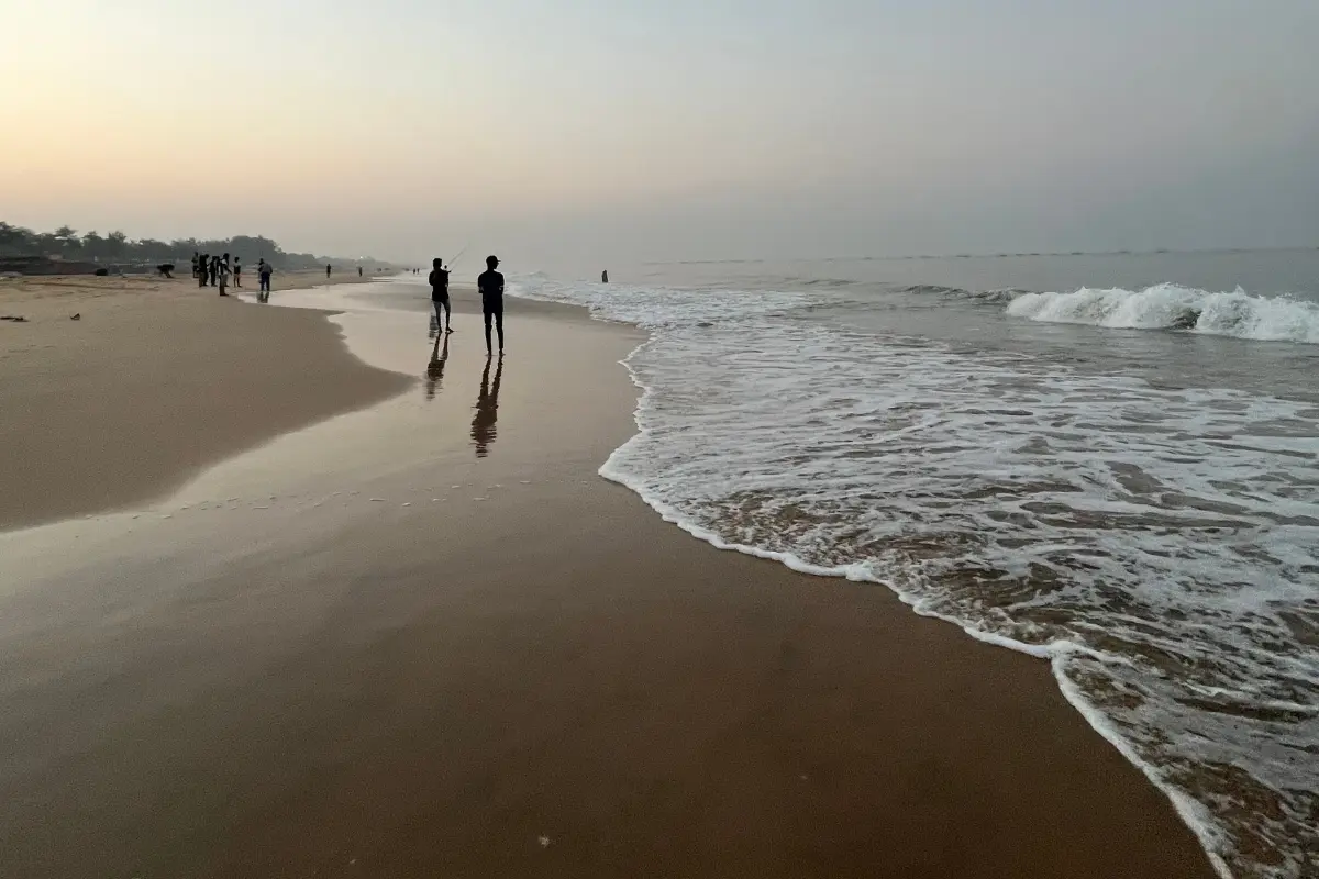 Have fun on the beach of Goa with your family and enjoy your vacation.